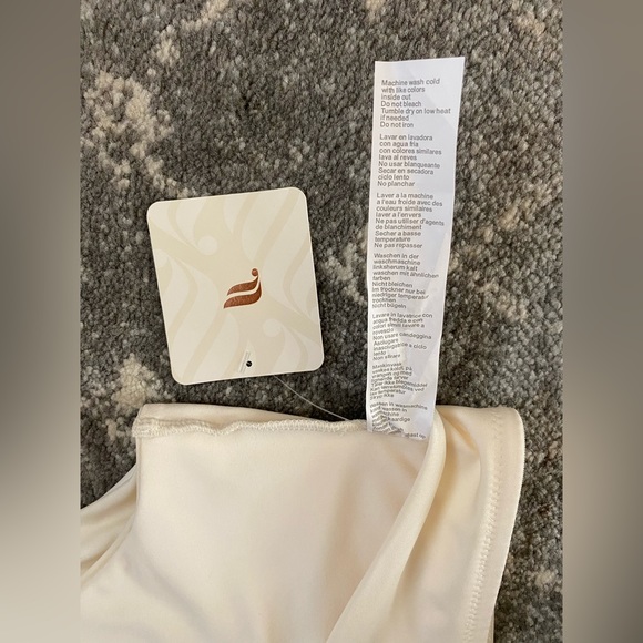 NWT- Fabletics low impact Crossover sports bra Egret -Size Small - Picture 11 of 13